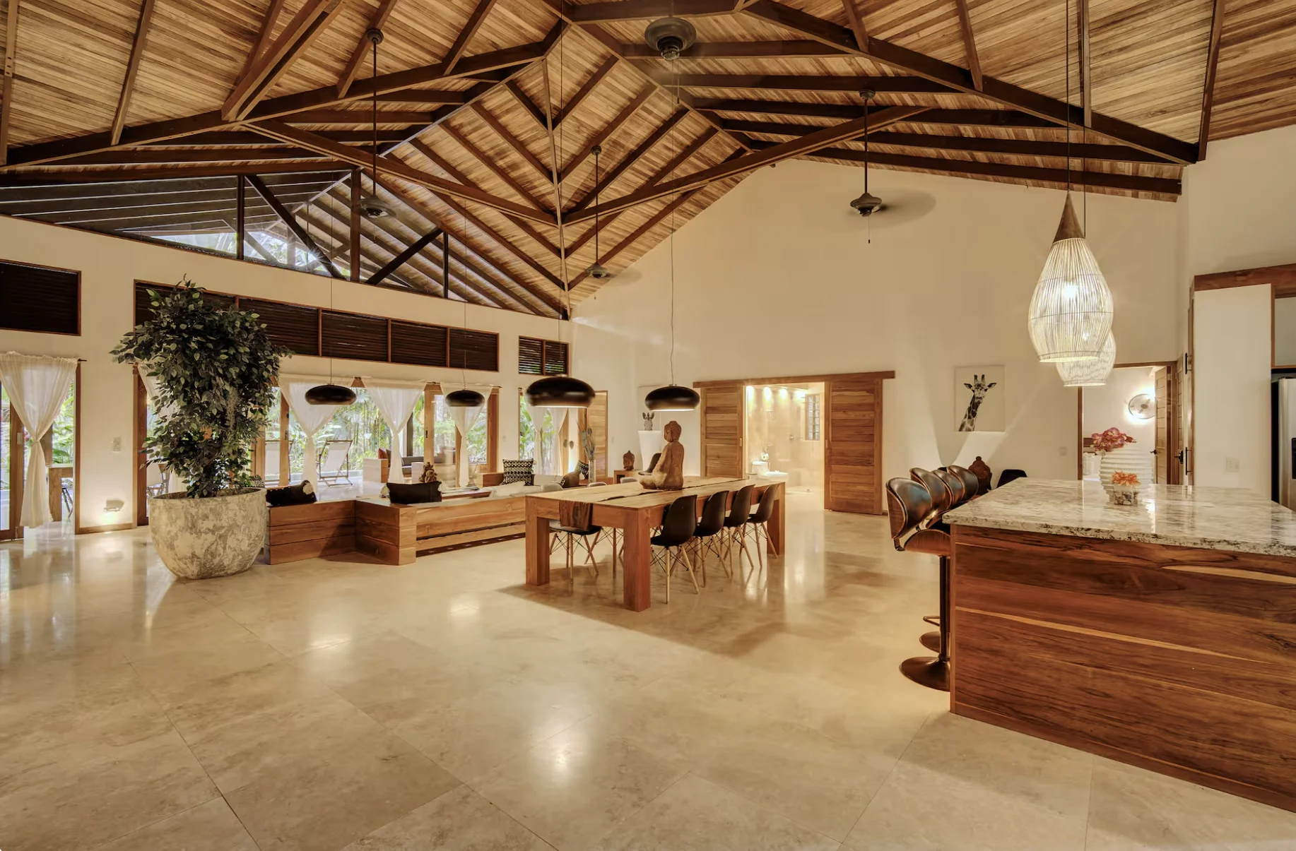 Comedor de villa tropical bajo techo de bambú