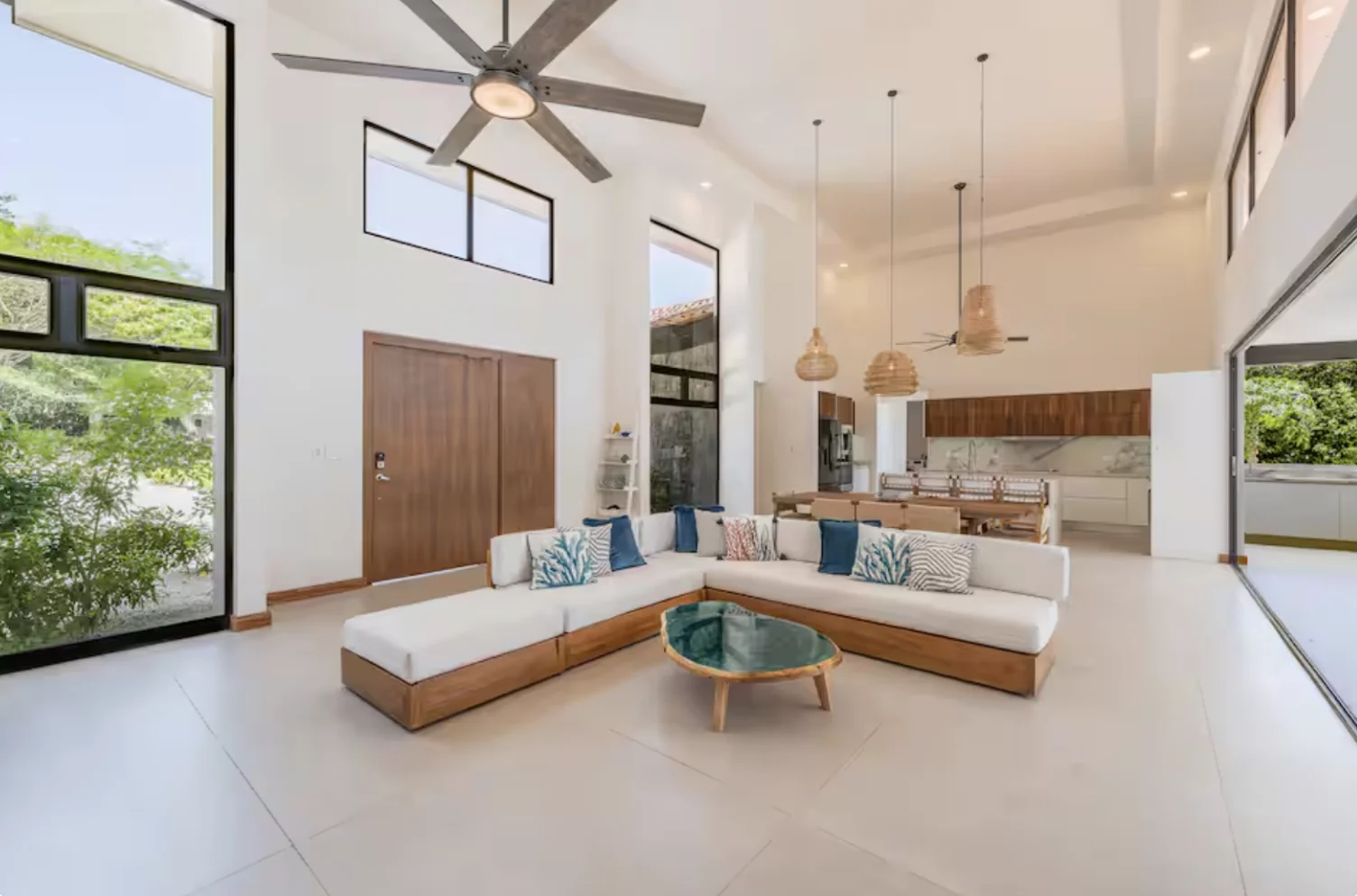 Sala luminosa y amplia de la misma villa